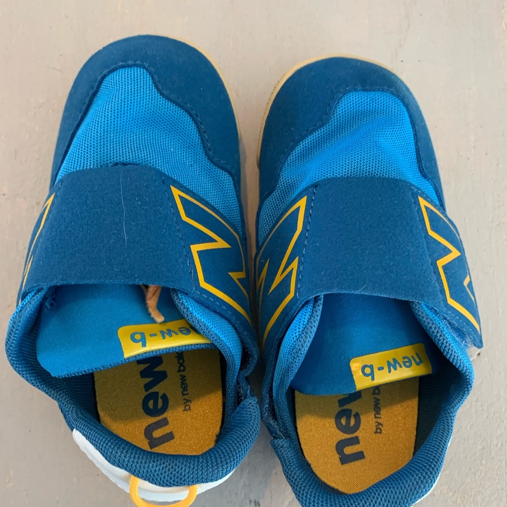 NEW-B Hook & Loop - blue. Crib/toddler size 9 brand new never worn.